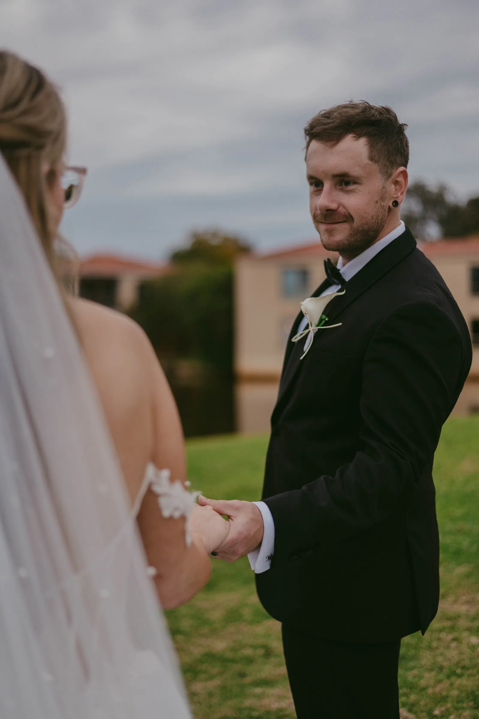 A kangaroo on the fairway behind Kirra and Mitch during their Vines Resort wedding portraits